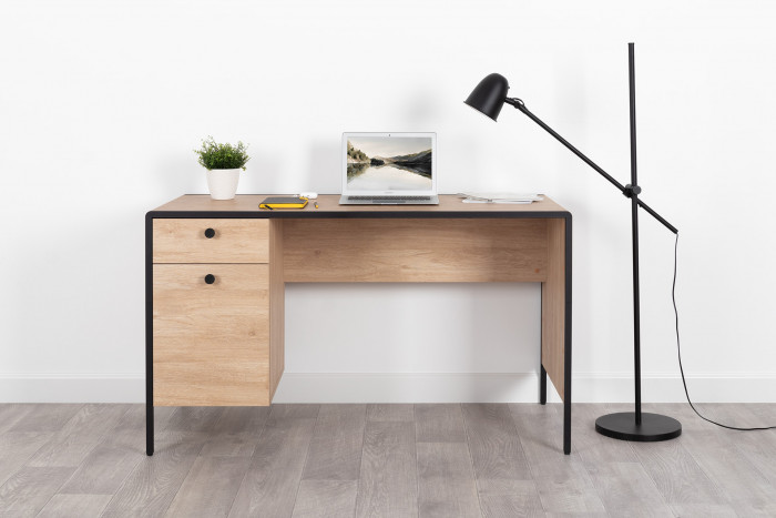 Брюс Стол письменный 12.157, цвет чёрный/Battle rock Santiago/столешница МДФ ель карпатская, ШхГхВ 130х62,6х75 см., универсальная сбока