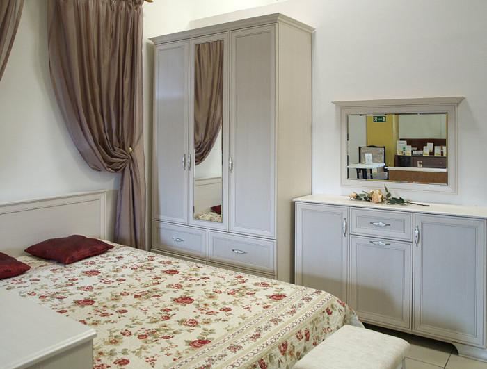 Шкаф для одежды 3-х дверный с зеркалом Венеция 01